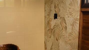 Deluxe Double Room, Balcony, Lake View | Bathroom