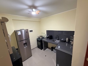 Private kitchen - Apartment for 6 guests / Netflix and hot water, 10 minutes from the airport (San Martín de Porres)