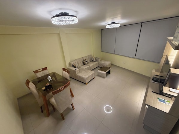 Living area - Apartment for 6 guests / Netflix and hot water, 10 minutes from the airport (San Martín de Porres)