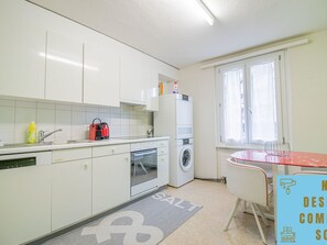 Kühlschrank, Ofen, Geschirrspüler, Kochgeschirr/Geschirr/Besteck