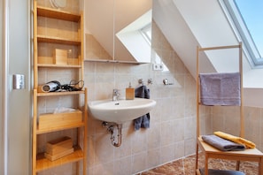 Shower, hair dryer - Villa Wiese – Small Störtebecker Apartment with Garden View (Katzow)