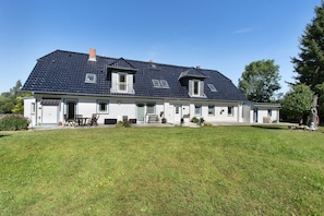Exterior - Villa Wiese – Small Störtebecker Apartment with Garden View (Katzow)