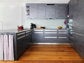 Fridge, dishwasher, cookware/dishes/utensils - Eden Mountain Resort - Wohnung "Bladh" Appartement/Fewo, Dusche und Bad, WC, 7-B by Interhome (Arosa)