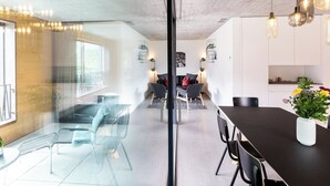 Een modern interieur met een eethoek, keuken en zithoek.