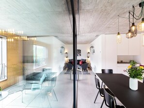 Ein modernes Interieur mit Essbereich, Küche und Sitzgelegenheiten.