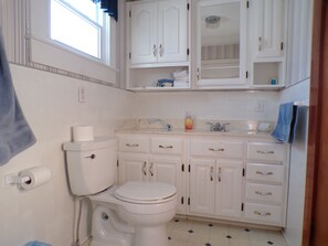 Bathroom - Village Haven: 3-bedroom house in quaint Murphy, NC (Murphy)