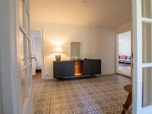 A bedroom with a bed, a dresser with a mirror, and a lamp. - Pradella 1 by Arosa Holiday Appartement/Fewo, Bad, WC Pradella 1 by Interhome (Arosa)