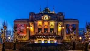 A historic building with a central dome, large columns, and a fountain in front. - Explore Bergen | 24/7 Self check-in | 500m Torget (Bergen)