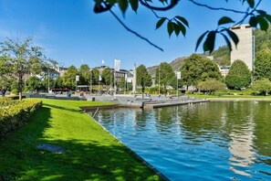 A park with a calm lake, walking paths, and a bridge. - Explore Bergen | 24/7 Self check-in | 500m Torget (Bergen)