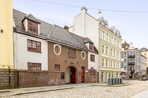 A street with historic buildings, cobblestone pavement, and a no parking sign. - Explore Bergen | 24/7 Self check-in | 500m Torget (Bergen)