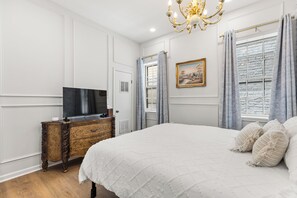 1 bedroom, iron/ironing board, free WiFi, bed sheets - Huge, Downtown, Walkable, Coffee, Breweries, Dogs (Frederick)