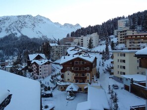 A snow-covered mountain town with buildings and a ski resort. - Casa Cresta B72 Appartement/Fewo,  , 2-Bettwohnung 2-Bettwohnung by Interhome (Arosa)
