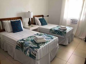 2 bedrooms, iron/ironing board, travel cot, free WiFi - Pelican View #3 unrivalled beach views (Providenciales)