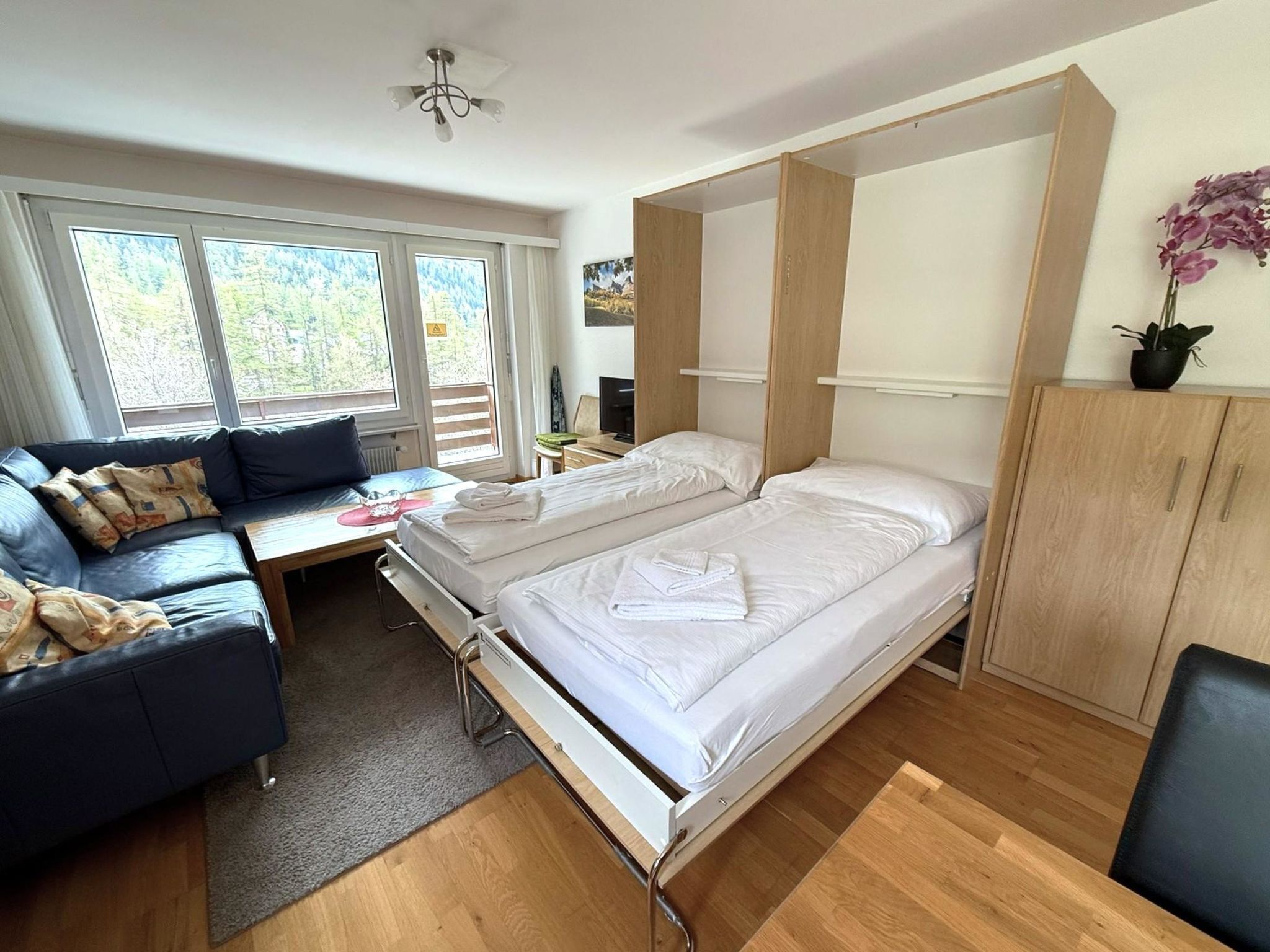 Une chambre à coucher avec un lit, un canapé, un bureau et une armoire.