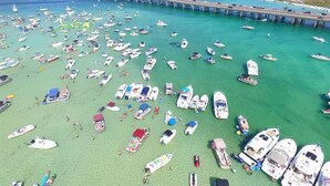 Ein Yachthafen mit zahlreichen angestauten Booten und Personen am Ufer.