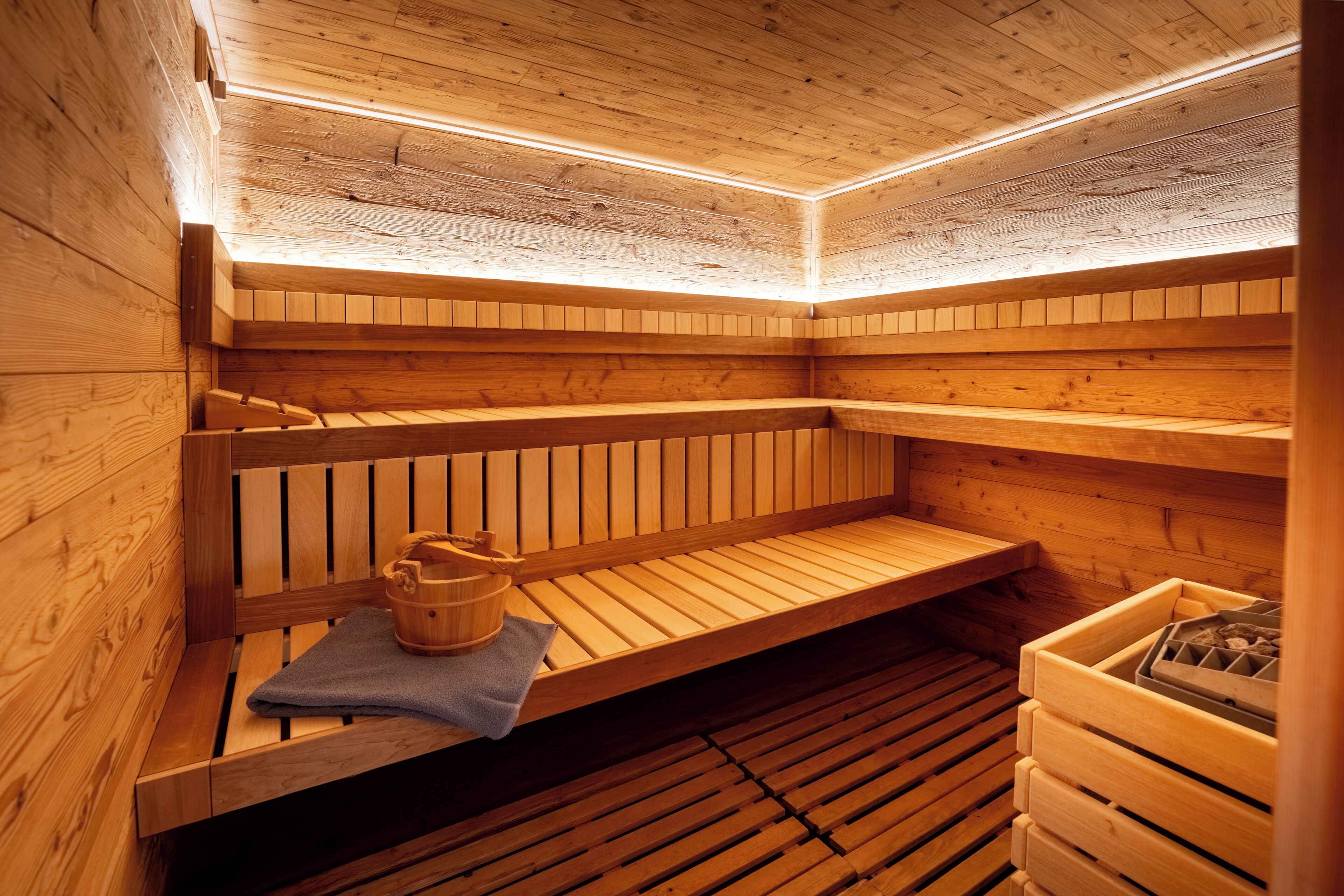 Sauna mit dimmbarer Beleuchtung 