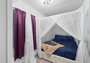 Iron/ironing board, WiFi, bed sheets - Spacious 5BR/2BA Pet-Friendly Buffalo Home – Sleeps 10, Minutes from Downtown (Buffalo)
