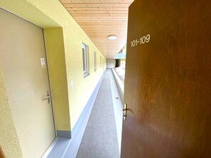 Käytävällä on ovet, joiden numerot ovat 101–109, ja ne johtavat erillisiin huoneisiin.
