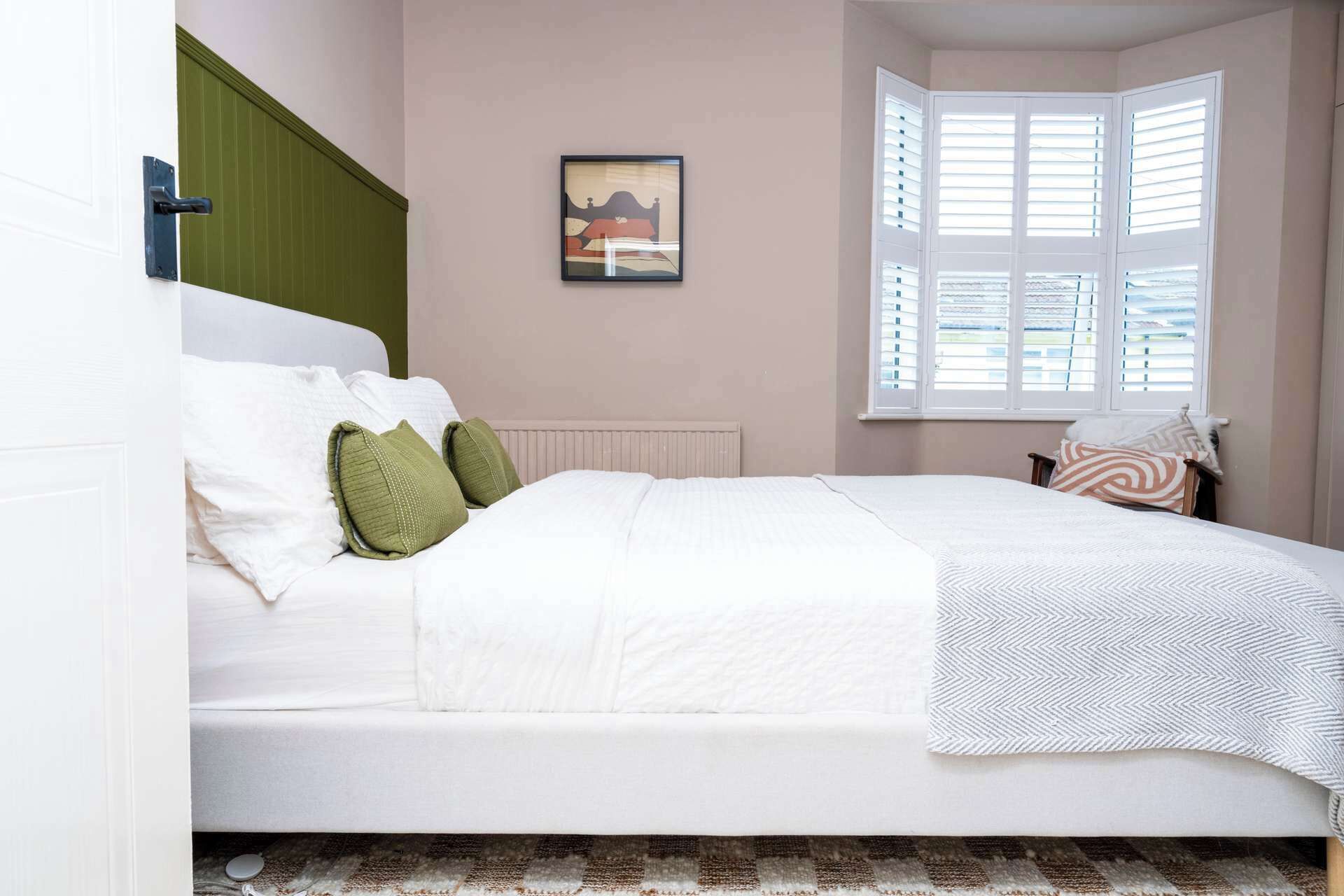 2 bedrooms, internet, bed sheets