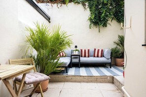 Outdoor dining - 2BDR Brighton Retreat with Courtyard Garden (Brighton and Hove)