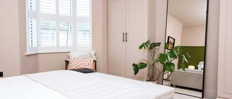 2 bedrooms, internet, bed sheets