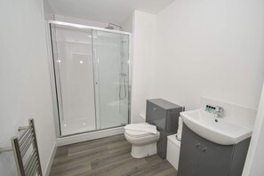 Dusche, Haartrockner, Handtücher, Shampoo