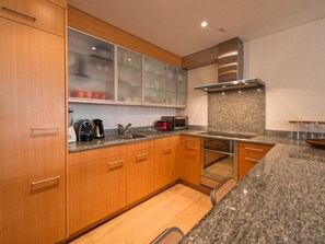 Kühlschrank, Geschirrspüler, Kochgeschirr/Geschirr/Besteck