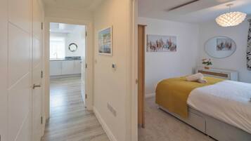 2 bedrooms, desk, iron/ironing board, WiFi