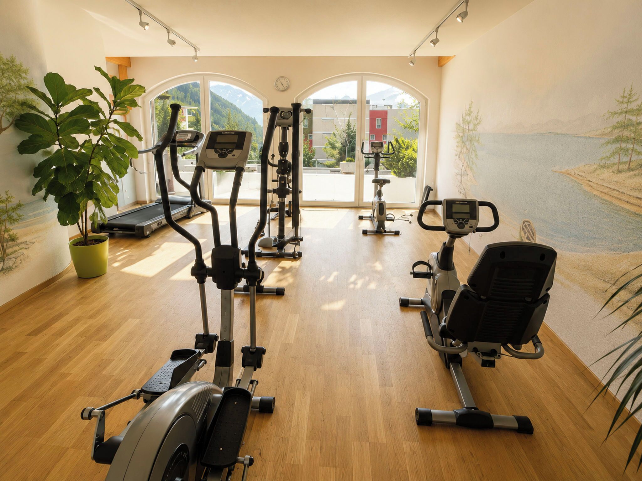 Ein Fitnessraum mit Cardiogeräten, Laufband und Ergometer.