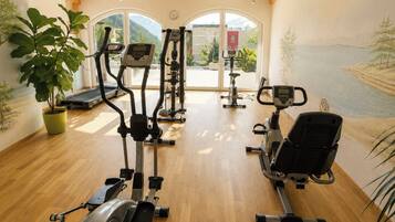 Ein Fitnessraum mit Cardiogeräten, Laufband und Ergometer.