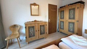 Makuuhuoneessa on puinen vaatekaappi, tuoli ja sänky.