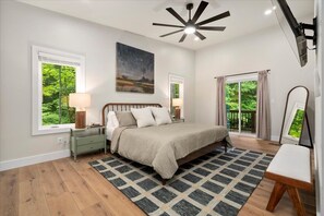 2 bedrooms, iron/ironing board, free WiFi, bed sheets - Nightfall Cabin - Relaxing Wooded Getaway (Campton)