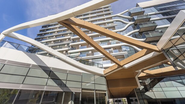 A modern building with a curved facade, multiple balconies, and large windows. - Film studio with parking space - 800 m from the park. Ibirapuera (São Paulo)