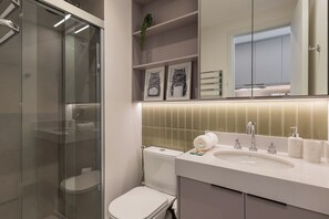 Dusche, Haartrockner, Handtücher, Seife
