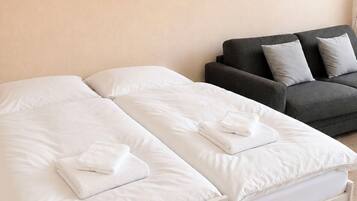 Una habitación de hotel con una cama, un sofá y una pared.
