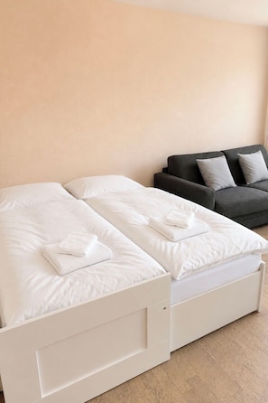 Ein Hotelzimmer mit einem Bett, einer Couch und einer Wand.