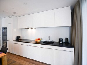 Kühlschrank, Geschirrspüler, Kochgeschirr/Geschirr/Besteck