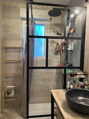 Dusche, Haartrockner, Handtücher