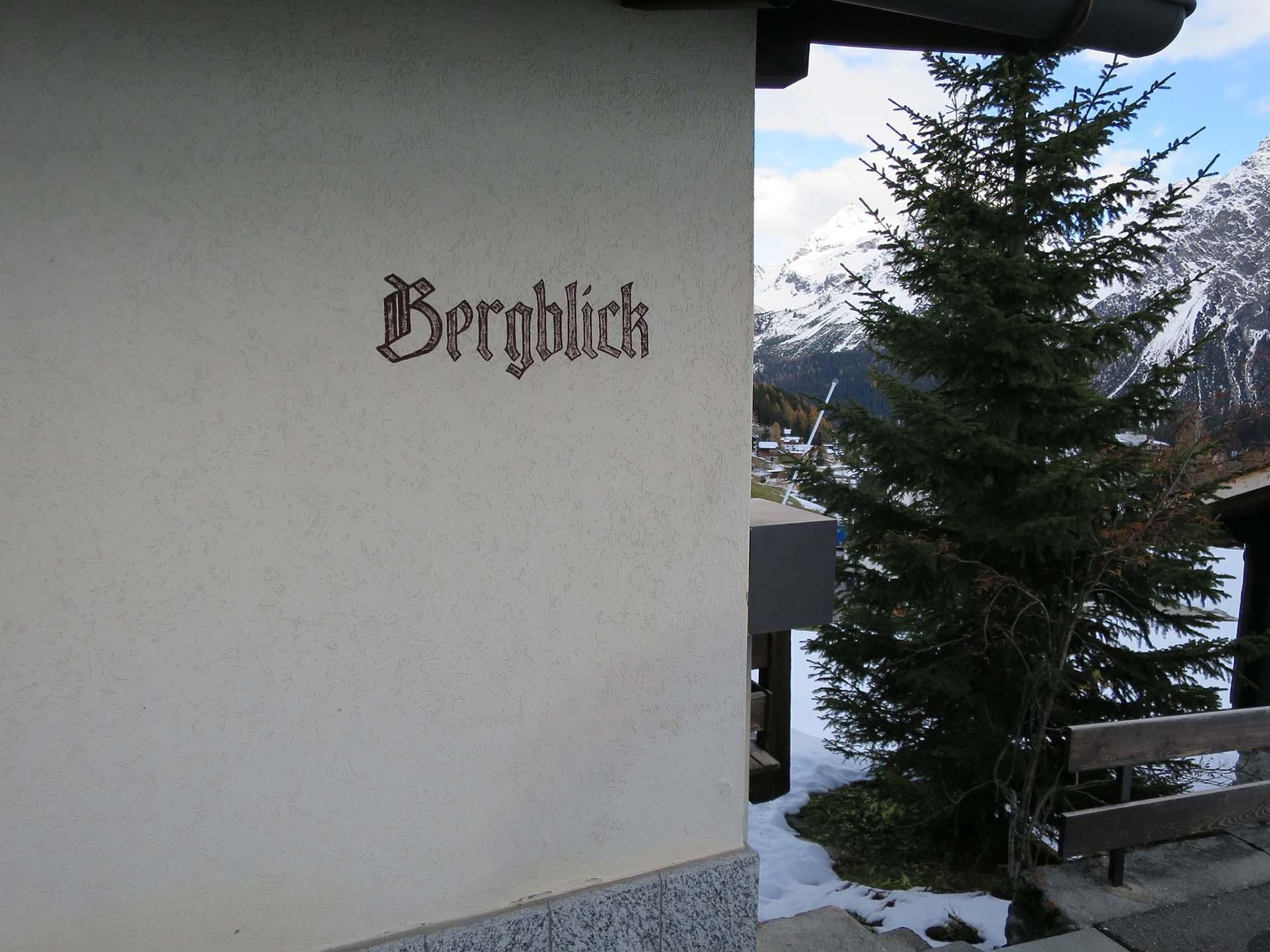 Ein Schild mit dem Namen 'Bergklick' an der Außenwand eines Gebäudes.