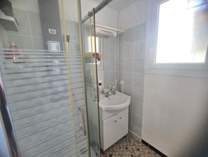 Shower, hair dryer - Apartment in Fréjus near the beach with balcony (Fréjus)