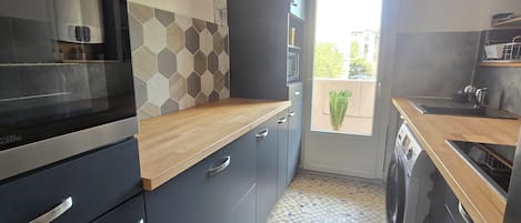 Coffee/tea maker, fridge, microwave, oven
