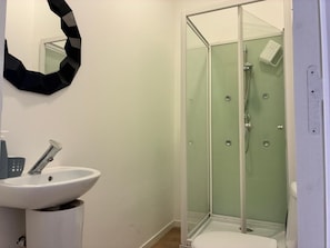 Shower, towels - Apartment for 2 in the heart of Avignon (Avignon)