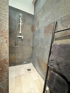 Dusche, Haartrockner, Handtücher