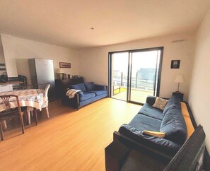 TV, DVD player, books, stereo - 3-room apartment, 63 m², with a 20 m² balcony-terrace. A breathtaking view of the sea. (Porspoder)