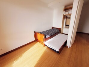 Free WiFi, bed sheets - Vrbo Property (Porspoder)