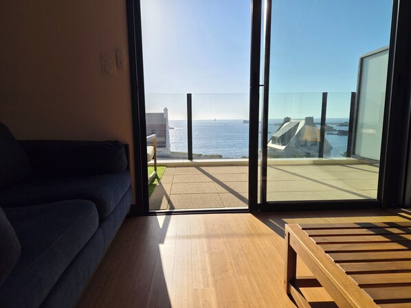 TV, DVD player, books, stereo - 3-room apartment, 63 m², with a 20 m² balcony-terrace. A breathtaking view of the sea. (Porspoder)