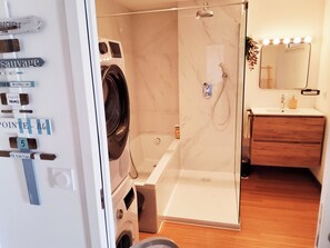 Hair dryer, towels, soap, shampoo - Vrbo Property (Porspoder)