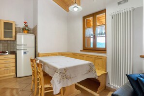 Dining - Apartment 'Maso Bornie Fior Di Ciliegio' with Mountain View, Shared Terrace and Wi-Fi (Altavalle)