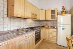 Réfrigérateur, un four, surface de cuisson, lave-vaisselle