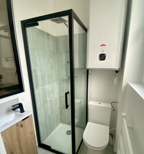 Dusche, Haartrockner, Handtücher